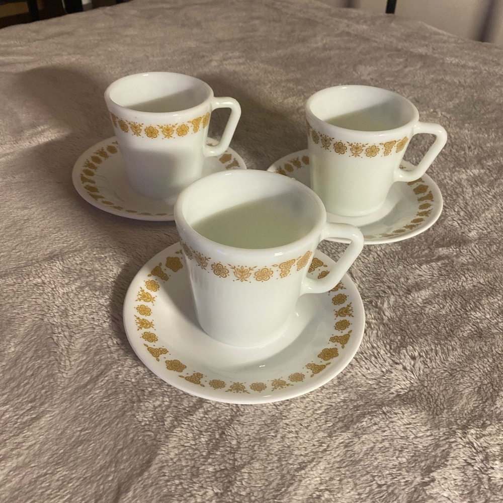 Pyrex Corelle set of 3 coffee mugs and saucers. 1970’s. Perfect